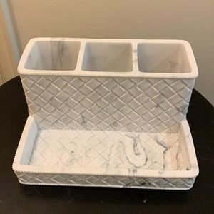 Multi purpose 3 compartment organizer with tray.